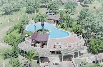 Hacienda aldea exclusiva en Andalucía y única de lujo en venta Córdoba, Descubre el Paraíso en esta privilegiada villa con Vistas al Lago, con casas equipadas , piscina, propiedad con privacidad y seguridad Inigualables, 2.500.000 €