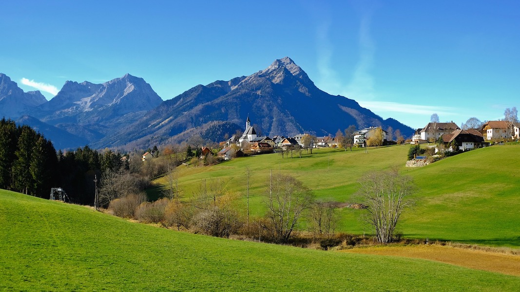 La vuelta al campo: el medio rural vive un auge en la compra de viviendas y oportunidades de negocio. Cada vez más personas deciden cambiar el asfalto por la naturaleza. Porque el futuro también puede escribirse desde un pueblo..