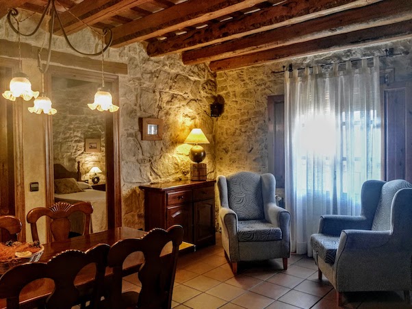 En venta casa rural con 3 apartamentos, Tarragona , rehabilitada con alojamiento turístico, en encantador pueblo medieval de Conesa , con casco histórico declarado Bien Cultural de Interés Nacional, con 3 apartamentos . Precio: 495.000€